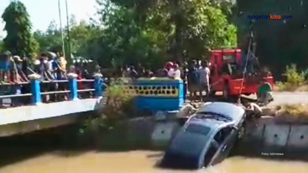 Pulang dari Tempat Hiburan, Mobil Mercy Nyemplung Kali di Maospati