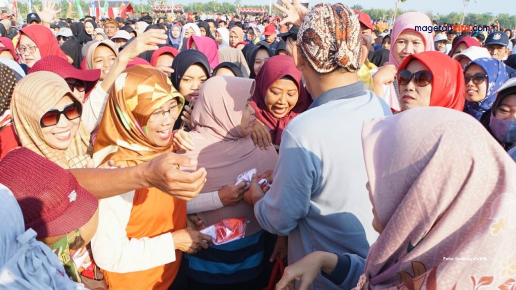 Pj Bupati Hergunadi Diserbu Warga saat Jalan Santai di Unesa Magetan, Ini&nbsp;Sebabnya
