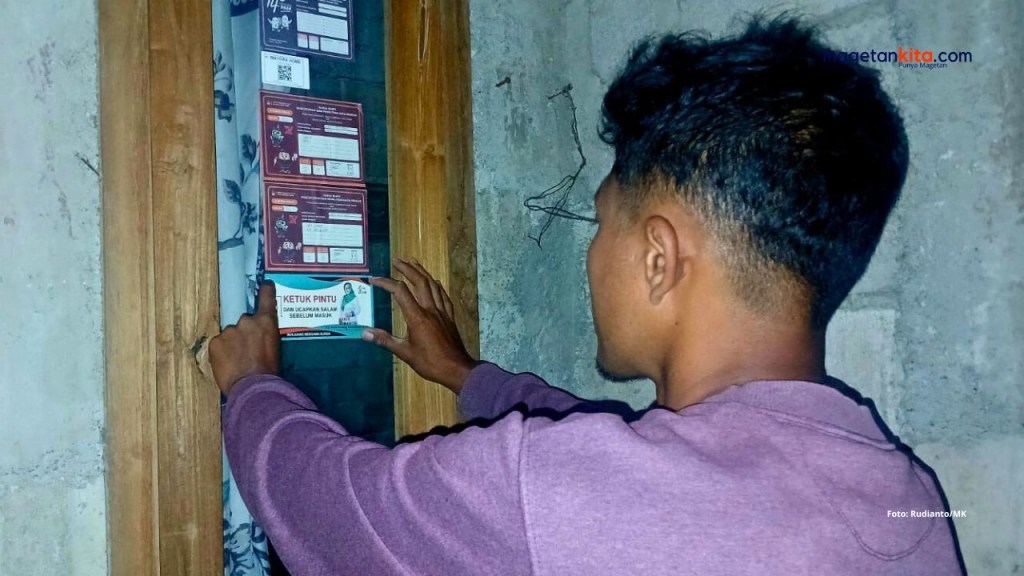 Tim Relawan Bunda Nanik Bergerak, Bagikan Flyer dan Stiker ‘Door to Door’