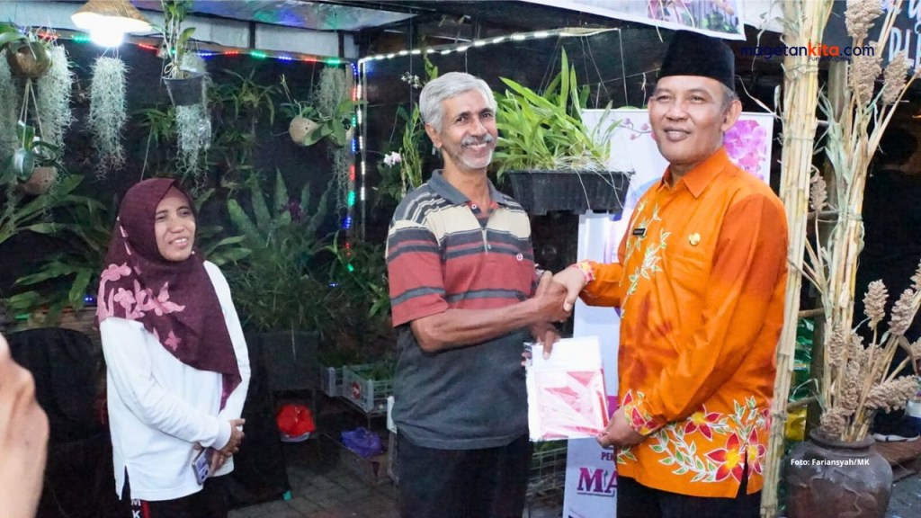Pj Bupati Magetan Hergunadi Bagikan Bendera Merah Putih di Acara Festival Bambu