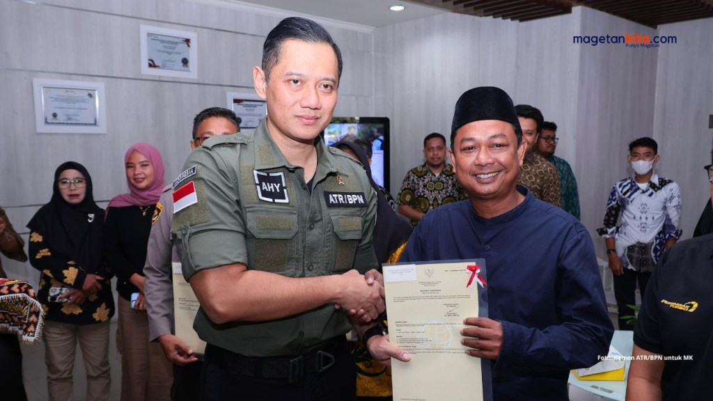 Di Balikpapan, Menteri AHY Tinjau Layanan Tanah Akhir Pekan dan Serahkan Sertipikat Tanah Elektronik