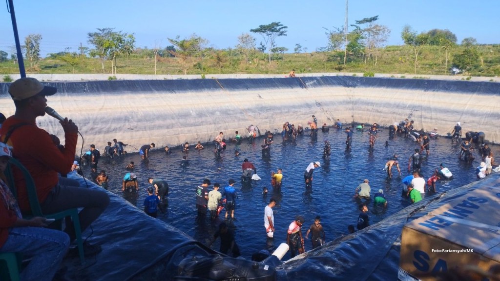 Kejar Hadiah Kambing dan Mesin Cuci, Warga Desa Sambirobyong Nyebur ke Embung Tan Klegung