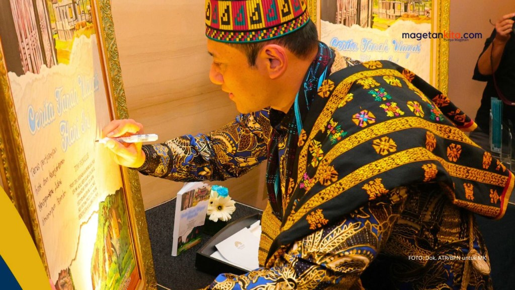Tandatangani Lukisan Sampul Buku “Cerita Tanah Ulayat Hari Ini”, Menteri AHY: Terus Perjuangkan Hak dan Kesejahteraan Masyarakat Adat